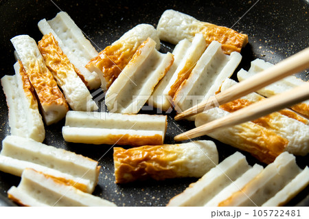 ちくわをフライパンで炒める調理シーン。 105722481