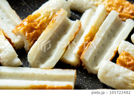 ちくわをフライパンで炒める調理シーン。 ちくわをフライパンで炒める調理シーン。 105722482