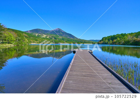新緑の長野県立科町の女神湖の桟橋から蓼科山方面を見る 105722529