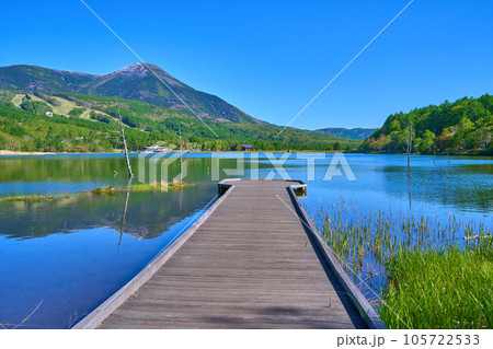新緑の長野県立科町の女神湖の桟橋から蓼科山方面を見る 105722533