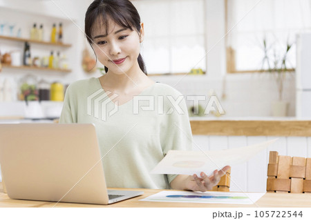 自宅でパソコン作業をする若い女性 テレワーク リモート会議 リモートワークイメージ 自宅でパソコン作業をする若い女性 テレワーク リモート会議 リモートワークイメージ 105722544