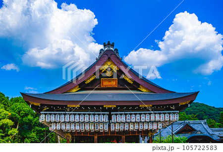 京都、八坂神社の舞殿 105722583