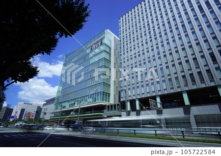 真夏のJR博多駅前・KITTE博多ビルと行き交う車 105722584