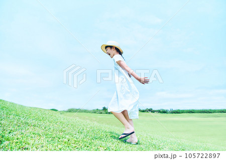 草原 人物 ファミリー 草原 人物 ファミリー 105722897
