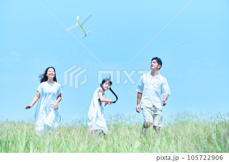 草原　人物　ファミリー 105722906