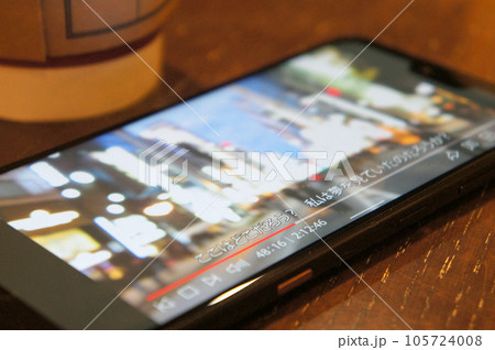 カフェ店内でスマホで動画鑑賞 105724008