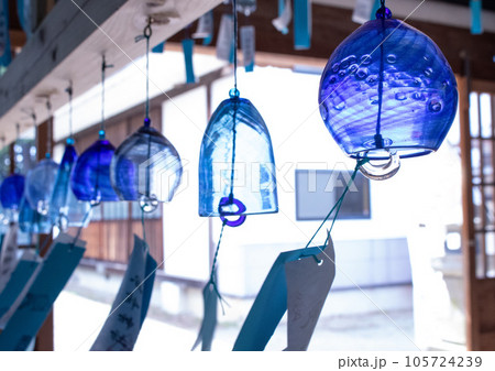 優しい風を受け音を奏でるガラスの青い風鈴 優しい風を受け音を奏でるガラスの青い風鈴 105724239