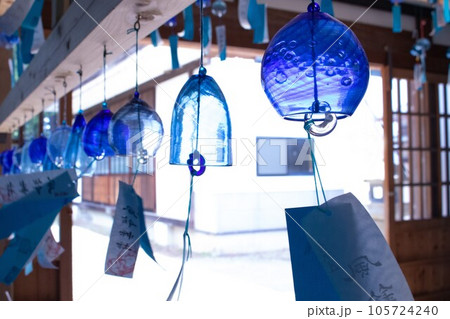 優しい風を受け音を奏でるガラスの青い風鈴 105724240