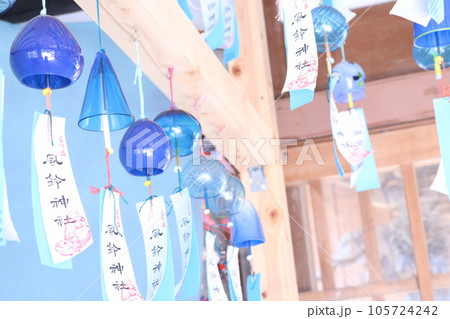 西伊豆「風鈴神社」に展示されたガラスの青い風鈴 西伊豆「風鈴神社」に展示されたガラスの青い風鈴 105724242