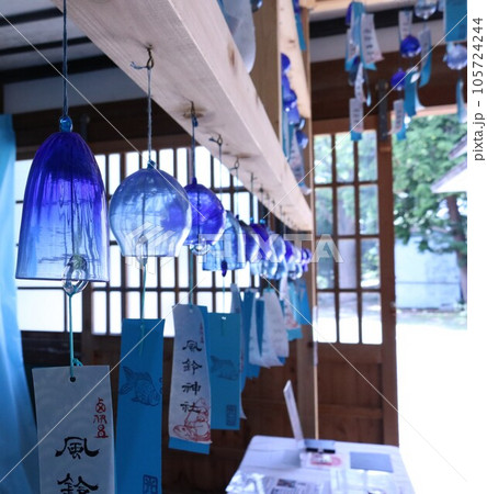 西伊豆「風鈴神社」に展示されたガラスの青い風鈴 105724244