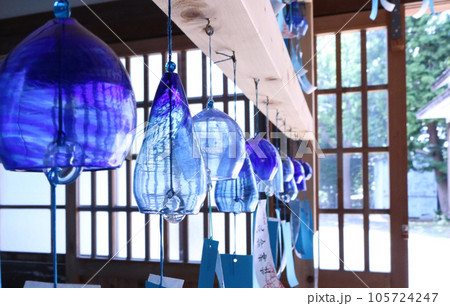 西伊豆「風鈴神社」に展示されたガラスの青い風鈴 105724247