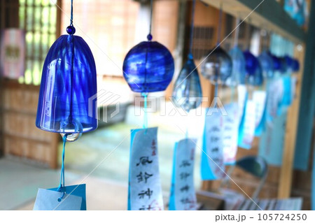 西伊豆「風鈴神社」に展示されたガラスの青い風鈴 西伊豆「風鈴神社」に展示されたガラスの青い風鈴 105724250