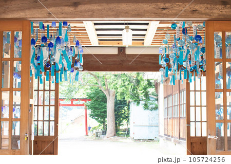 西伊豆「風鈴神社」に展示されたガラスの青い風鈴 105724256