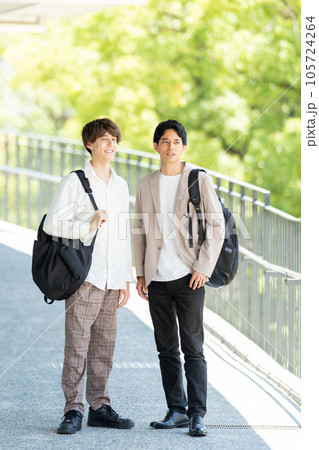 ビジネスマン　カジュアルビジネス　外国人 105724264