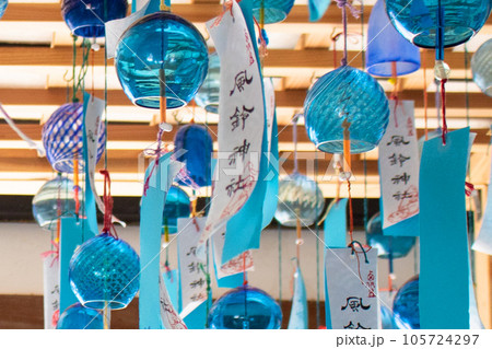 西伊豆「風鈴神社」に展示されたガラスの青い風鈴 105724297