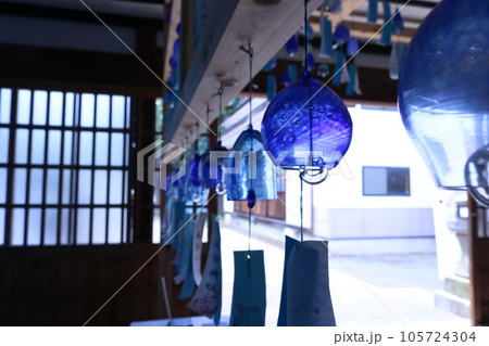 西伊豆「風鈴神社」に展示されたガラスの青い風鈴 西伊豆「風鈴神社」に展示されたガラスの青い風鈴 105724304