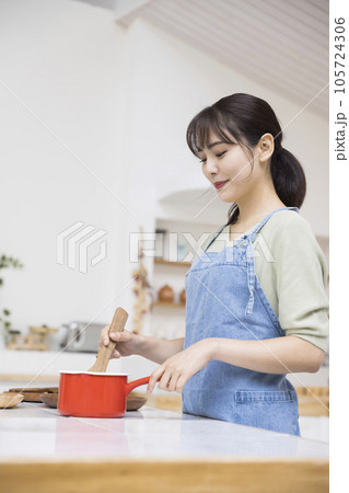 台所で料理をする若い主婦　料理イメージ 105724306