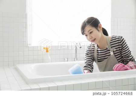 お風呂掃除をする若い女性　主婦　家事 105724668