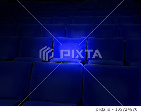 映画館のスポットライトで浮かぶ青の座席 映画館のスポットライトで浮かぶ青の座席 105724870