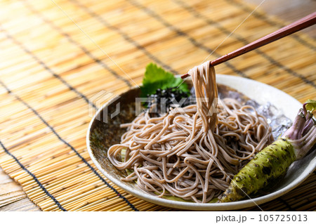 蕎麦 ざるそばを食べる 本わさびを添えて ざるそば ざる蕎麦  105725013