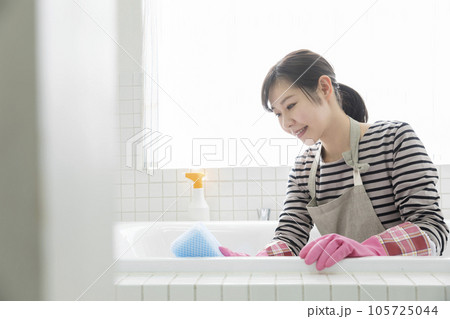 お風呂掃除をする若い女性　主婦　家事 105725044