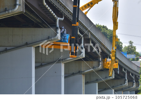 橋梁点検車で道路橋の点検作業風景 105725068