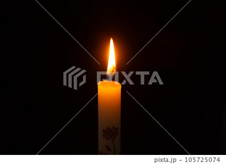 仏壇用のロウソク　火の点いた蝋燭　燃えるろうそく 105725074