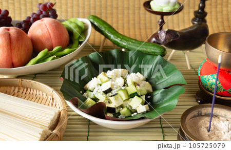 精霊棚　盆棚　お飾り　精霊馬と精霊牛　先祖供養　キュウリで作った精霊馬　ナスで作った精霊牛　水の子 105725079