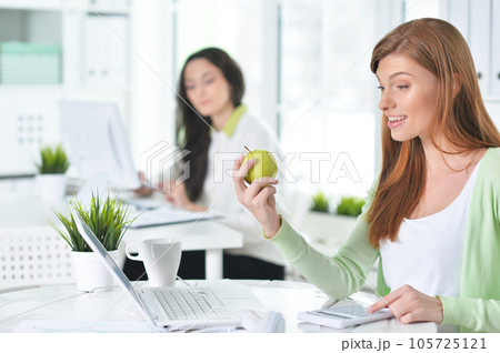 Two young businesswomen 105725121
