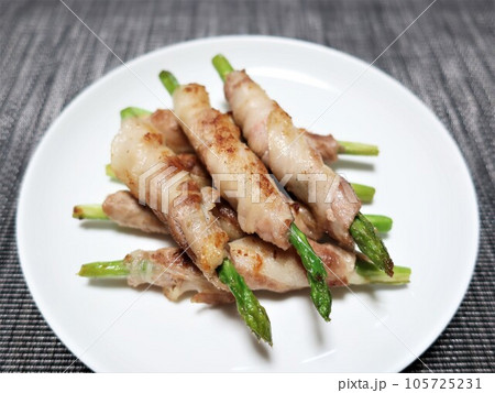 アスパラガスの豚肉巻き 105725231