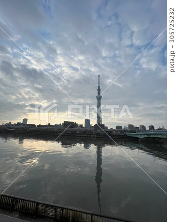 水面に映るスカイツリー 105725232
