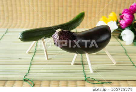 精霊馬と精霊牛　キュウリで作った精霊馬　ナスで作った精霊牛　精霊棚　盆棚　お飾り 105725379