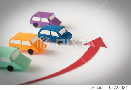 自動車と矢印　自動車関係諸税　車　購入　査定　下取り　増加　自動車税　自動車取得税 105725384