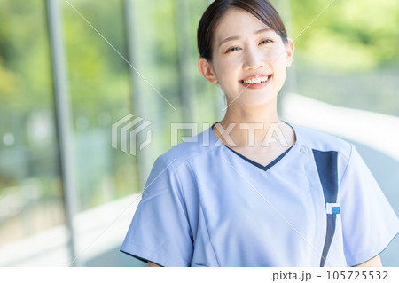 笑顔の若い女性看護師 笑顔の若い女性看護師 105725532