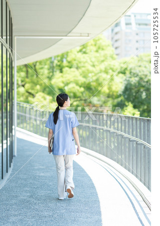 笑顔の若い女性看護師 笑顔の若い女性看護師 105725534
