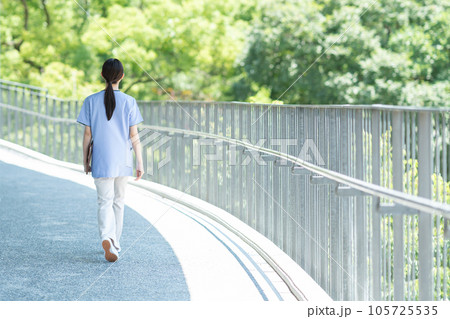 笑顔の若い女性看護師 笑顔の若い女性看護師 105725535