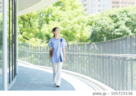 笑顔の若い女性看護師 笑顔の若い女性看護師 105725536
