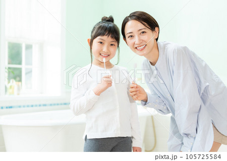 歯みがきをする親子 歯みがきをする親子 105725584