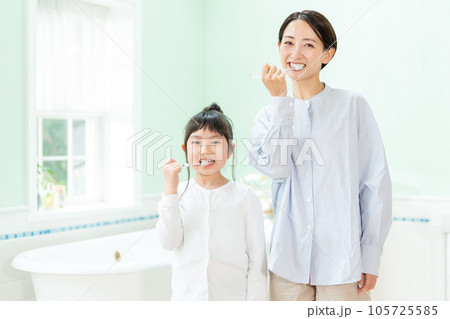歯みがきをする親子 歯みがきをする親子 105725585