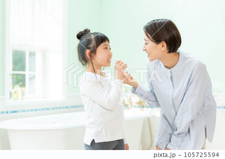 歯みがきをする親子 105725594