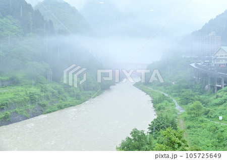 霧に包まれた山彦橋と新山彦橋 霧に包まれた山彦橋と新山彦橋 105725649