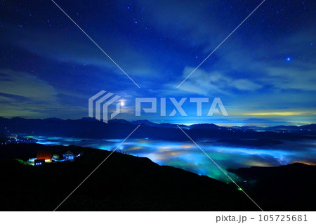 雲海に包まれる白馬村の夜景と八方池山荘/長野県白馬村 雲海に包まれる白馬村の夜景と八方池山荘/長野県白馬村 105725681