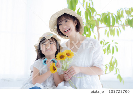 ひまわりを持っている親子のポートレート ひまわりを持っている親子のポートレート 105725700