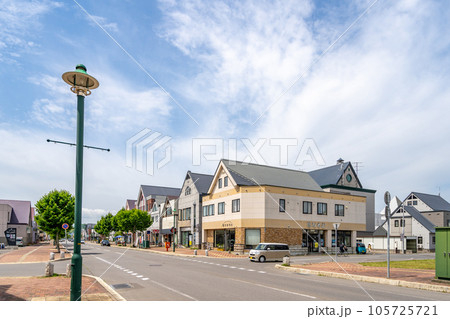 美瑛駅前 街並み 本通り 三角屋根 美瑛駅前 街並み 本通り 三角屋根 105725721