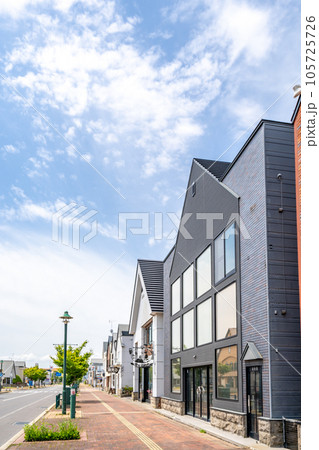 美瑛駅前　街並み　本通り　三角屋根 105725726