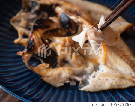 のど黒の開き一夜干し。焼き魚のほぐし身。クローズアップ。 のど黒の開き一夜干し。焼き魚のほぐし身。クローズアップ。 105725768
