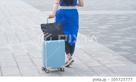 キャリーバッグを引く女性 キャリーバッグを引く女性 105725777