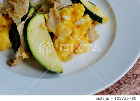 ズッキーニと豚肉の卵炒め 105725789