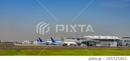 国際空港に駐機中の飛行機 国際空港に駐機中の飛行機 105725802