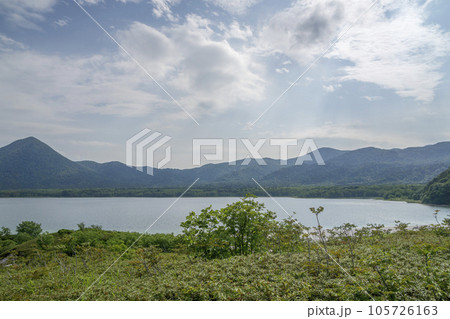 美しい宇曽利山湖が広がる恐山の景色 105726163